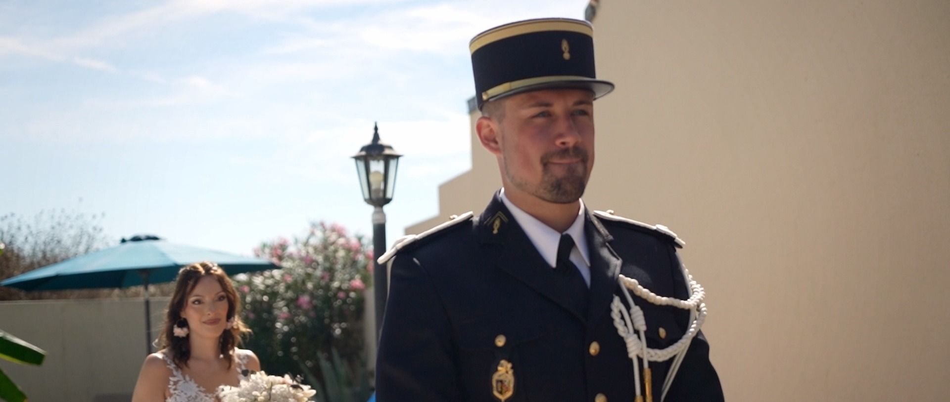 Le marié attend, la mariée arrive