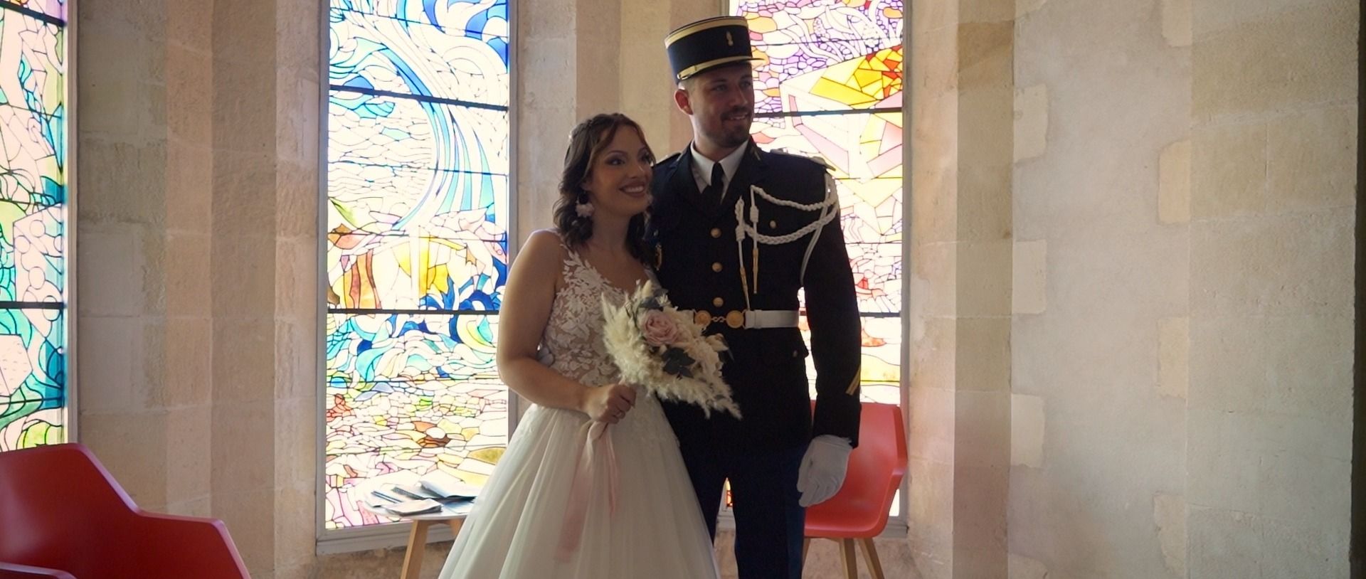 Les mariés sous les vitraux de la mairie