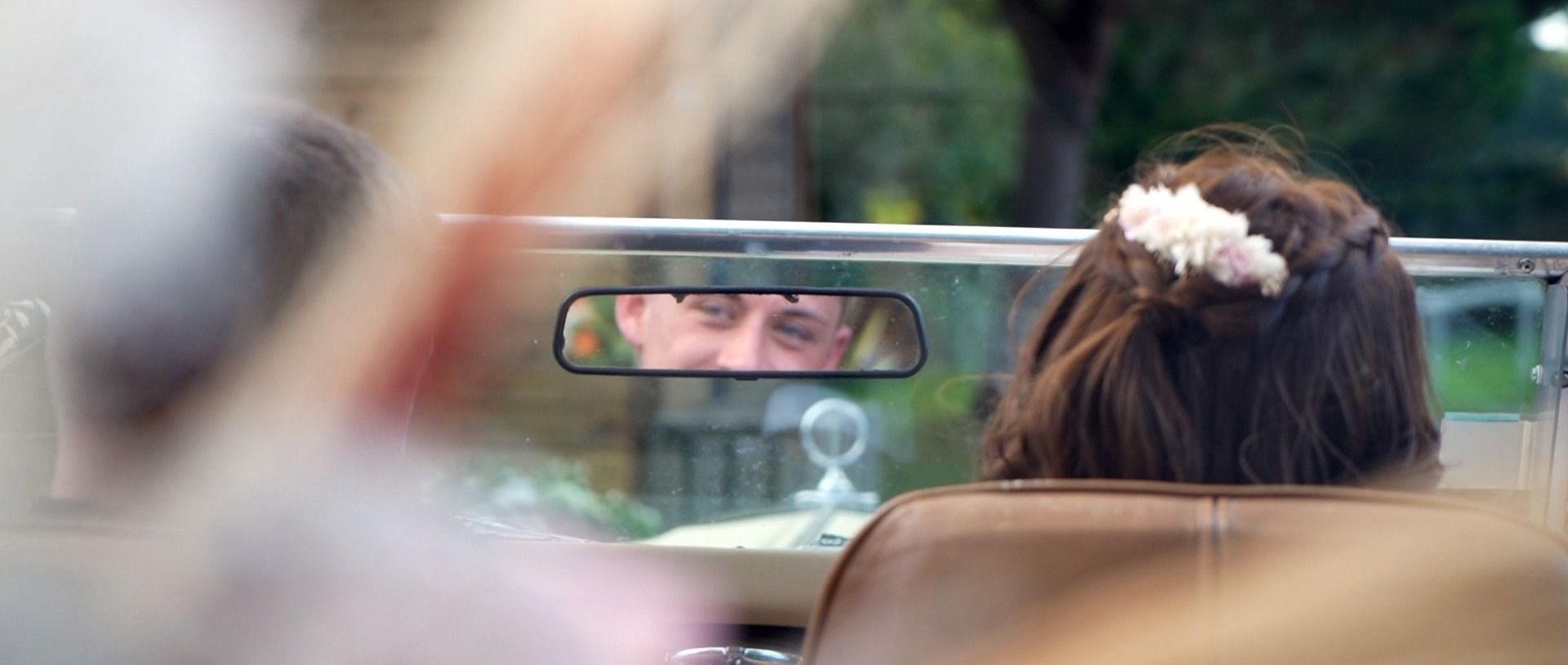 Un regard dans le rétroviseur d'une voiture ancienne